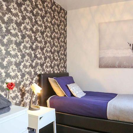 Perfect Central City Location - Parking - 3 Beds - 2 Bedrooms 贝尔法斯特 外观 照片