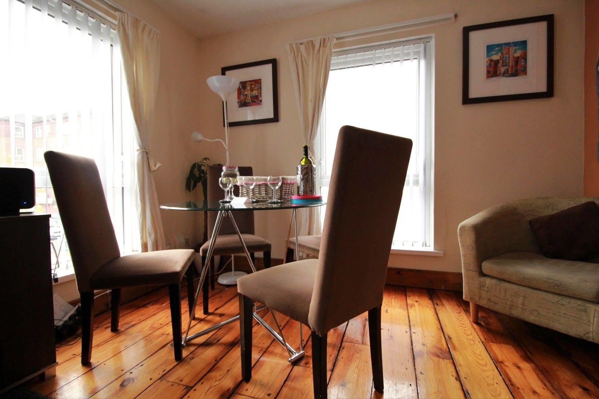 Perfect Central City Location - Parking - 3 Beds - 2 Bedrooms 贝尔法斯特 外观 照片