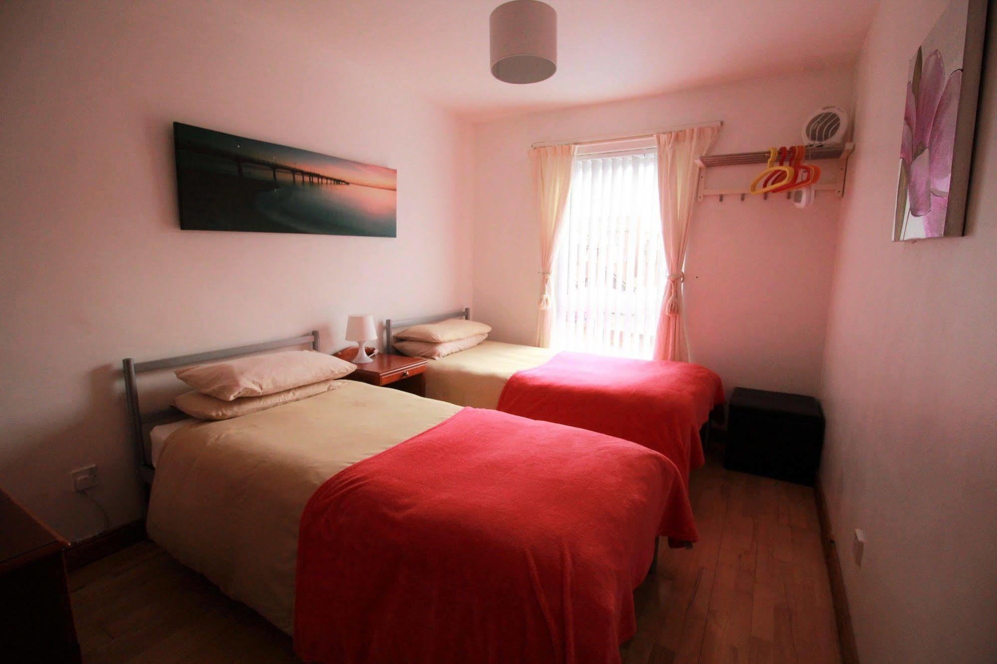 Perfect Central City Location - Parking - 3 Beds - 2 Bedrooms 贝尔法斯特 外观 照片