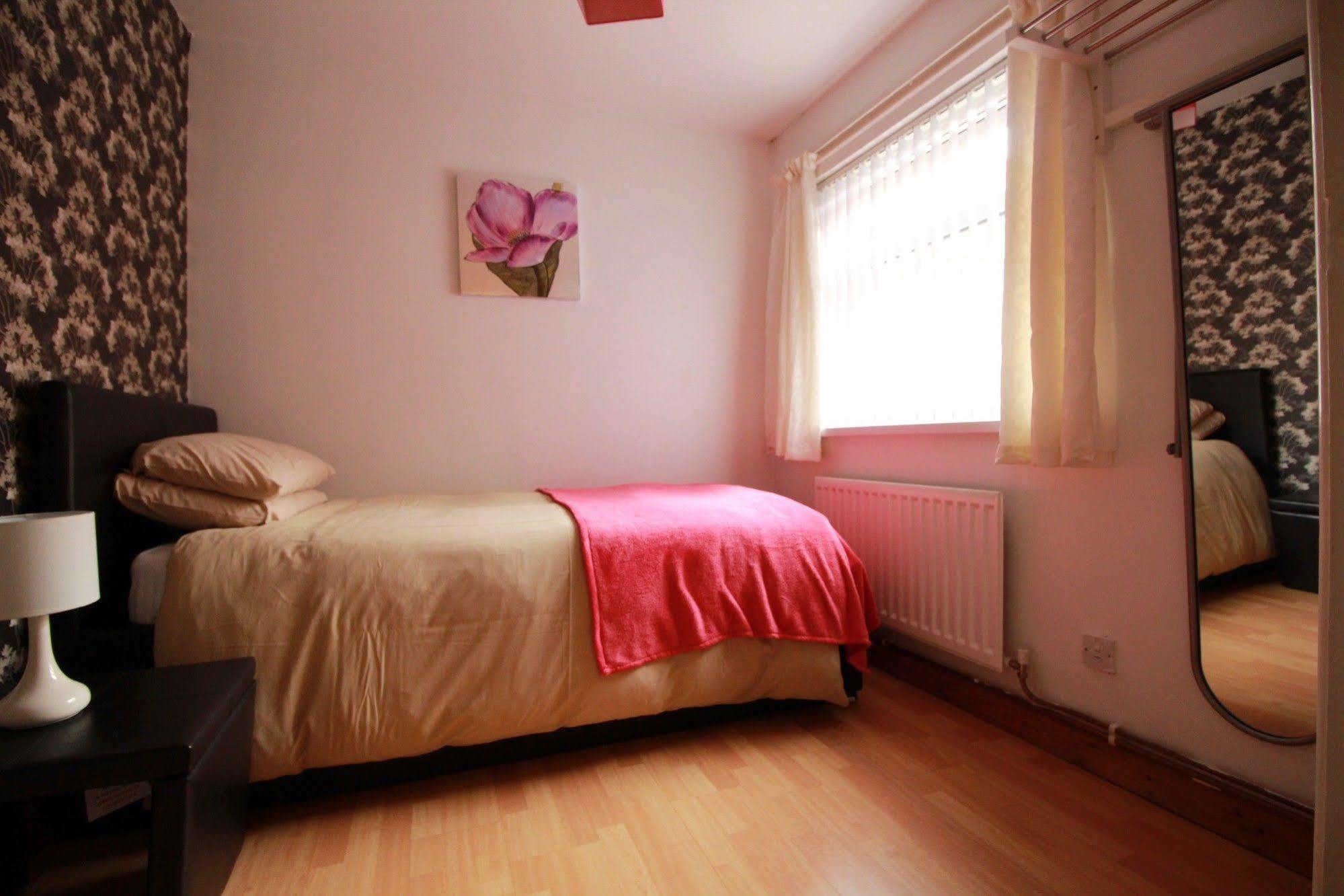 Perfect Central City Location - Parking - 3 Beds - 2 Bedrooms 贝尔法斯特 外观 照片