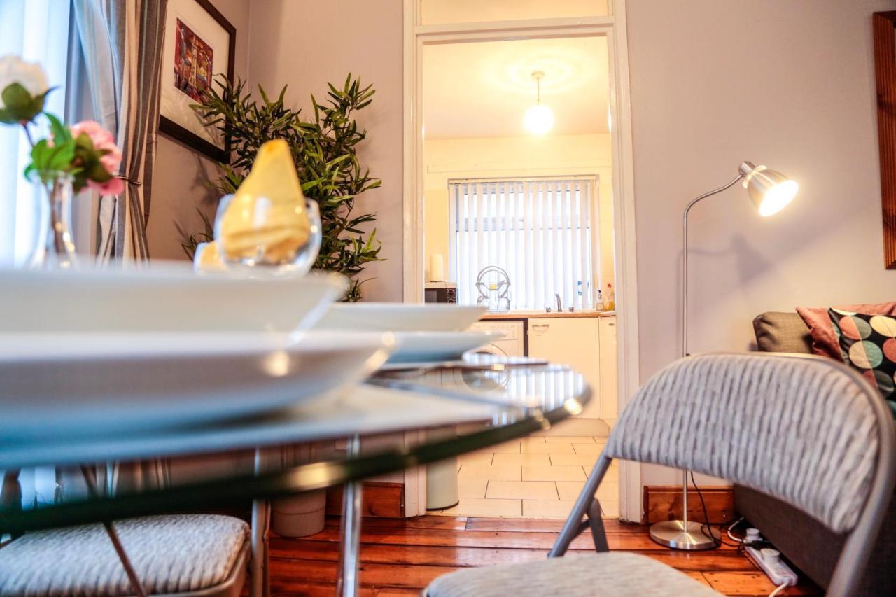 Perfect Central City Location - Parking - 3 Beds - 2 Bedrooms 贝尔法斯特 外观 照片