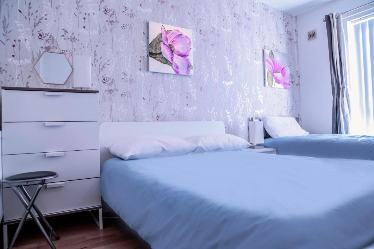 Perfect Central City Location - Parking - 3 Beds - 2 Bedrooms 贝尔法斯特 外观 照片