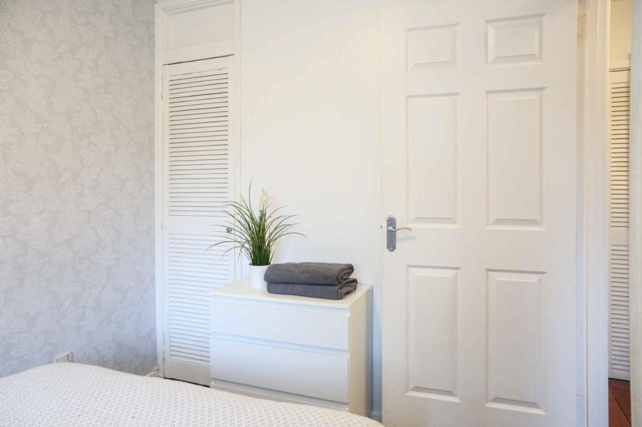 Perfect Central City Location - Parking - 3 Beds - 2 Bedrooms 贝尔法斯特 外观 照片