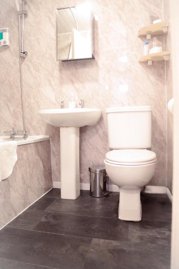 Perfect Central City Location - Parking - 3 Beds - 2 Bedrooms 贝尔法斯特 外观 照片